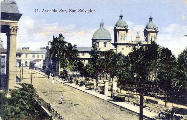 La Catedral, frente al Palacio Nacional