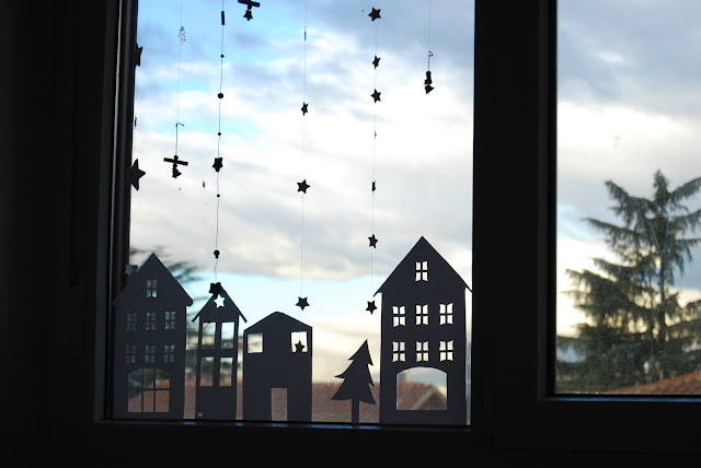 Decoración navideña para ventana casera con estilo nórdico