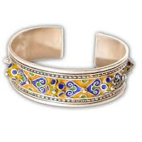 Idées cadeaux bracelet en argent avec motifs berbères Le choix des cadeaux au Maroc Poteries bijoux Tapis Artisanat en bois ou en cuir