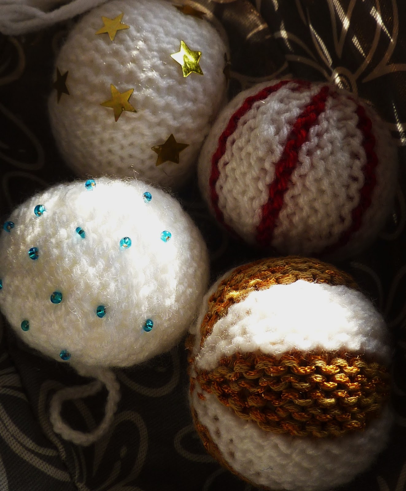 DE GULLE AARDE kerstballen breien op z'n boerenfluitjes.............