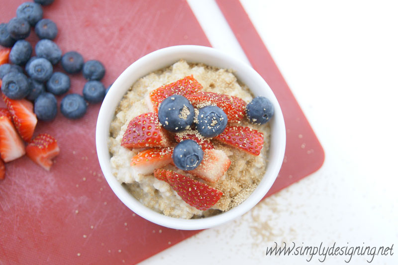 Berry Brown Sugar Oatmeal + 5 Ways to Simplify Your Mornings | #recipe #breakfast #screamfreemornings #schedule #fliptopfrenzyfree #sponsored