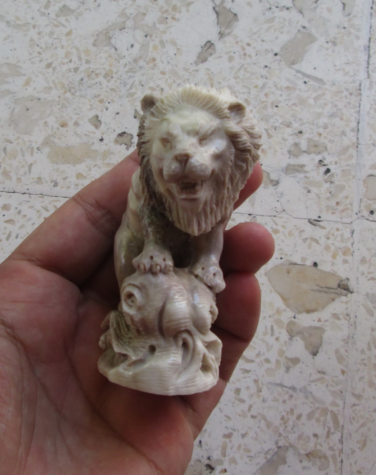 Lion Carving Statue in Caribou Antler Lion Carving Statue in Caribou Antler