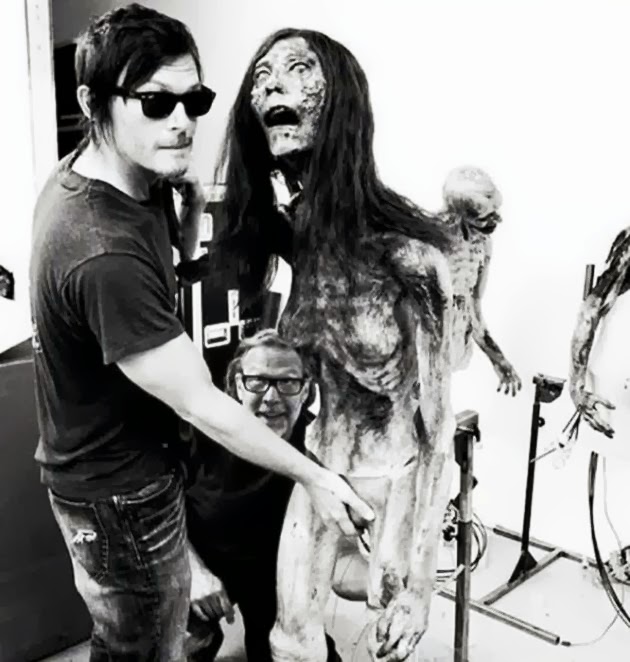 Imagem do ator Norman Reedus, o Daryl Walking Dead, brincando com um boneco de zumbi durante as filmagens do seriado. Imagem do ator Norman Reedus, o Daryl Walking Dead, brincando com um boneco de zumbi durante as filmagens do seriado.