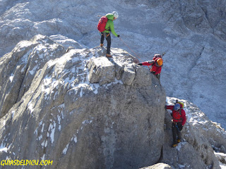 Hacia el 3º Poyón Guia de alta montaña UIAGM en Picos de Europa Fernando Calvo . Crestas alpinas de roca en Picos, escaladas