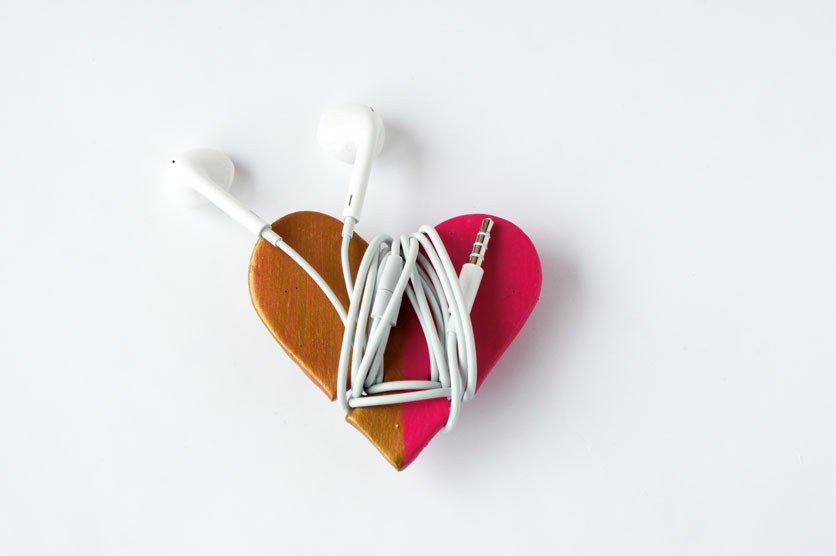 i d l e w i f e diy heart headphone cord wrap