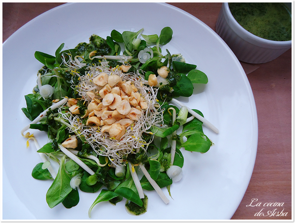 Ensalada De Canónigos, Germinados Y Avellanas Con Aliño De Lima Y Cilantro
