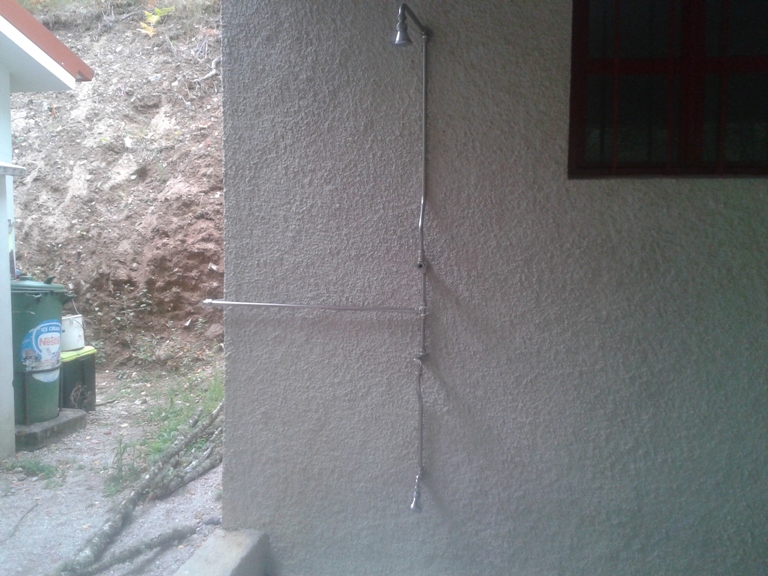 chuveiro junto á praia fluvial chuveiro junto á praia fluvial