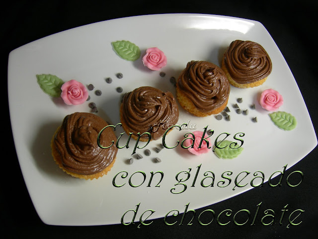 Cup Cakes Con Glaseado De Chocolate
