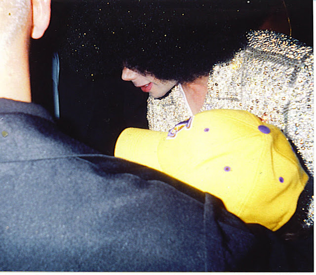 Michael Jackson na festa de aniversário para Al Malnik | 14 de Junho de 2003  Michael+Jackson+At+a+birthday+party+for+Al+Malnik+at+The+Forge+in+Miami+14+june+2004+%289%29