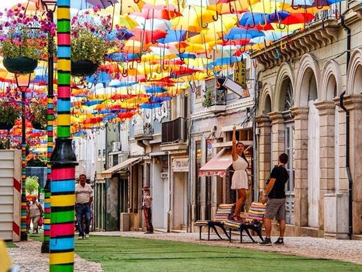 街中をカラフルな傘で覆うポルトガルの Agueda アゲダ が可愛すぎる Kutie