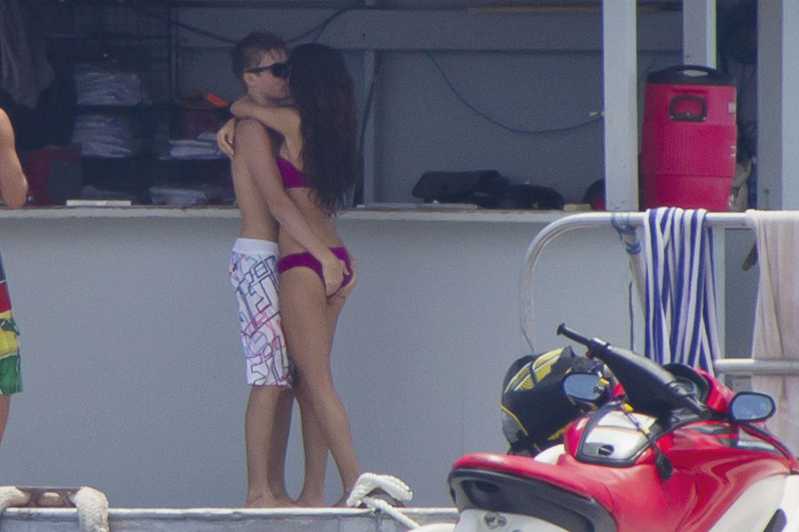 selena gomez and justin bieber kissing in hawaii. Justin Bieber and Selena Gomez