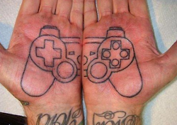 tatuaje de un mando de play station en las manos