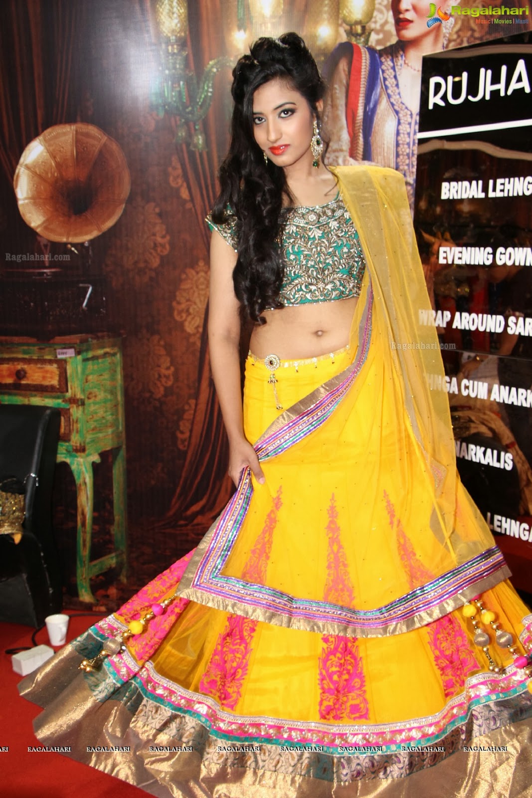 Dressing Below Navel Saree: Natasha Navel Pics