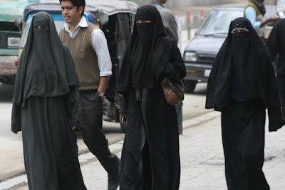 9ccf0af01f6c16145b251e9603ee grande Kashmiri muslim women in hijab