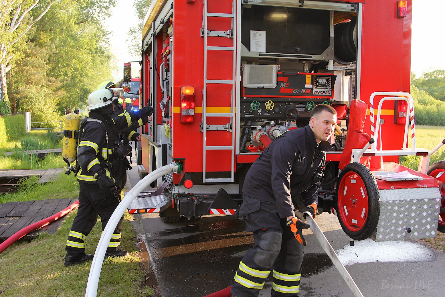 Bernau: Grosseinsatz der Feuerwehr - Bungalow Brand... 26 Bernau LIVE - Dein Stadtmagazin für Bernau bei Berlin