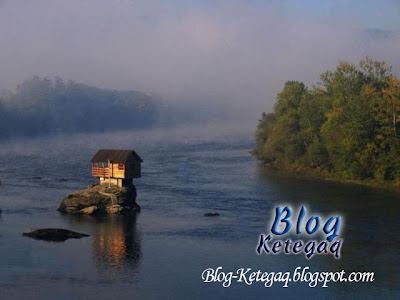 Rumah di tengah sungai yang sungguh menarik