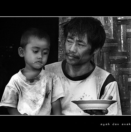 AYAH JAGA ANAK KECIL