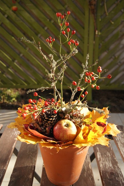 Filz und Garten Gartenblog Herbstgesteck mit Hagebutten