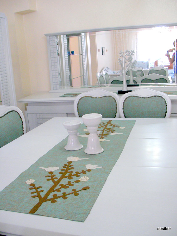 <em>Sesiber</em>: Keçe Kuşlu, Ağaçlı, Dantel Motifli Runnerlarım