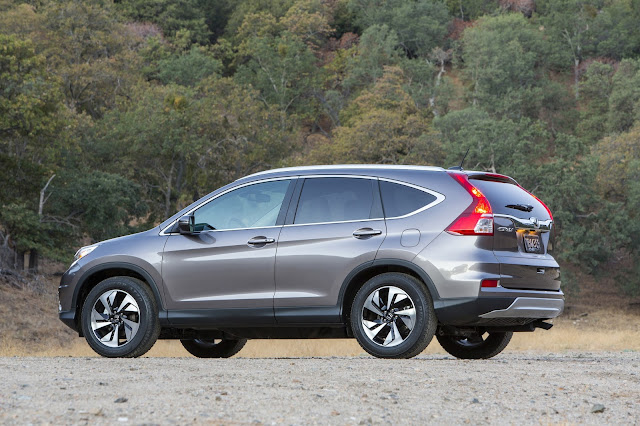 Rear 7/8 view of 2016 Honda CR-V 2016 Honda CR-V rear 7/8 view
