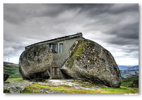 Folly Imagens Casa na Pedra  Portugal) Casa do Penedo.