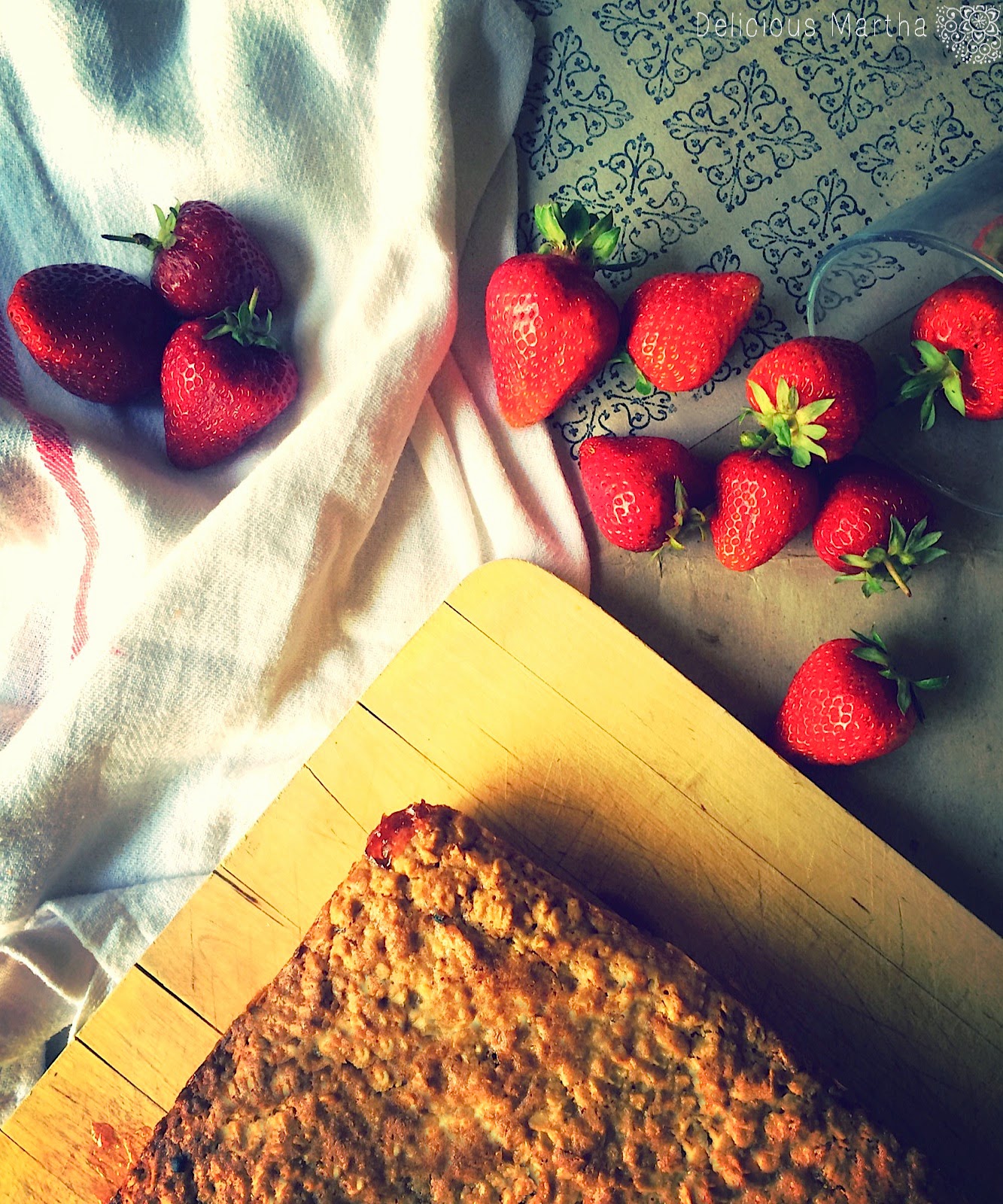 Strawberry Honey Oatmeal Bars [Barritas de miel y avena con fresa]