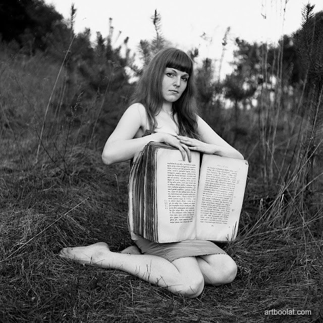 фотосессия в лесу девушка в платье со старинной книгой ЧБ пленочная фотография
