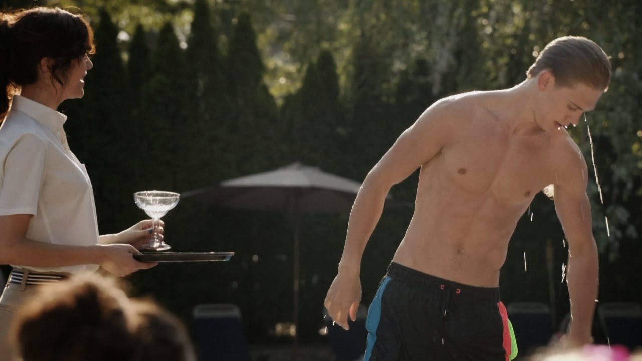 Austin Butler - Shirtless in "The Carrie Diaries" .