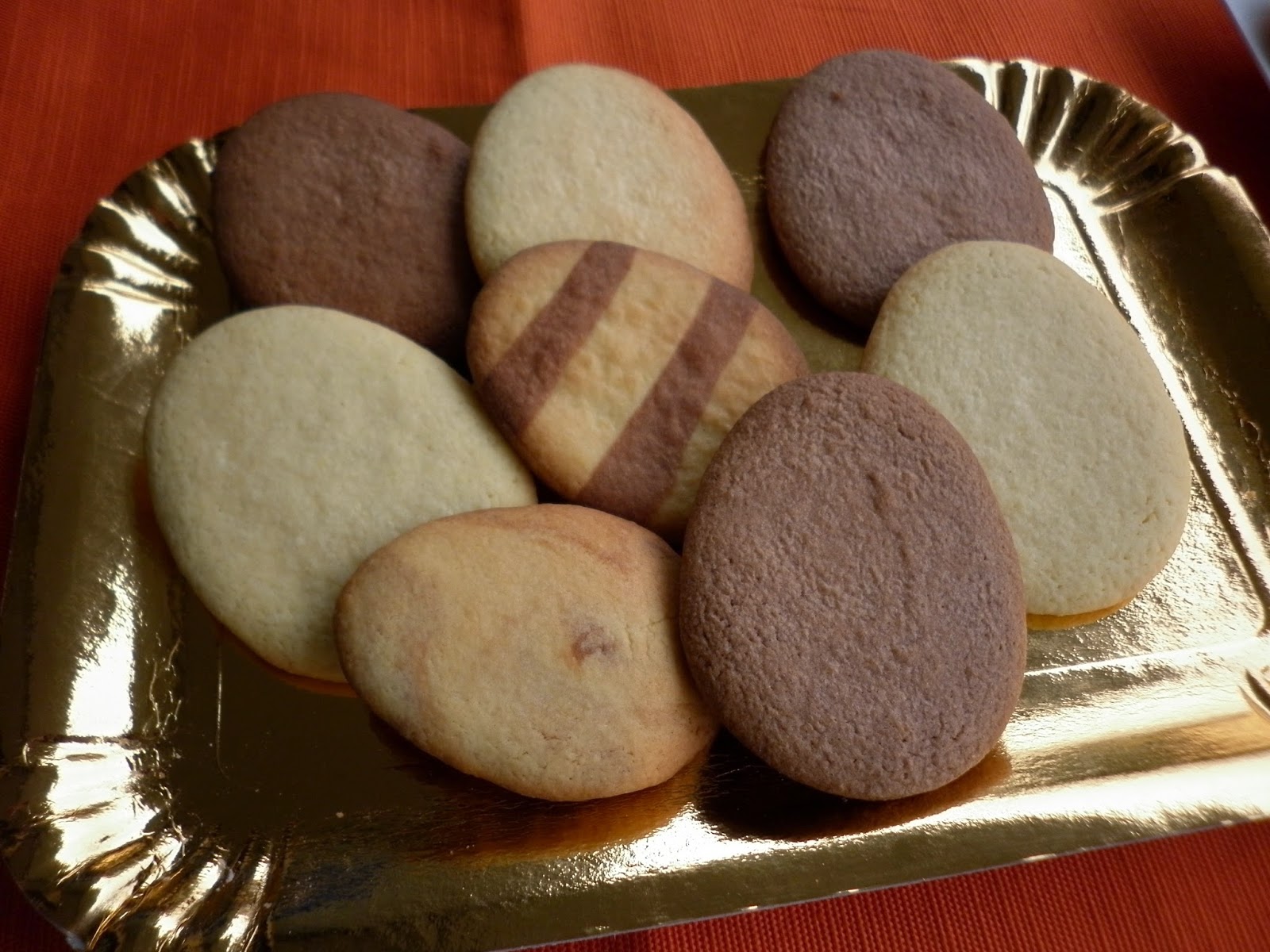 Biscotti al cioccolato a forma di cacca Cotto e Postato