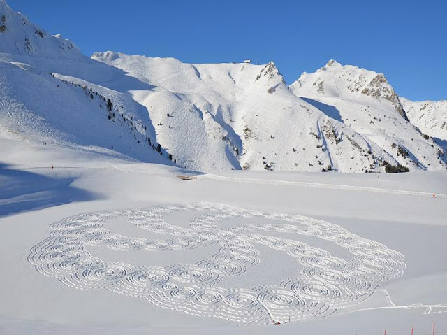 Hombre camina durante todo el día para crear masivos patrones de nieve