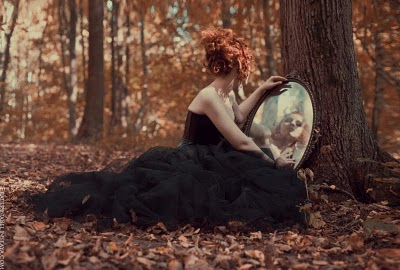 A+mulher+na+floresta+se+olhando+no+espelho___.jpg