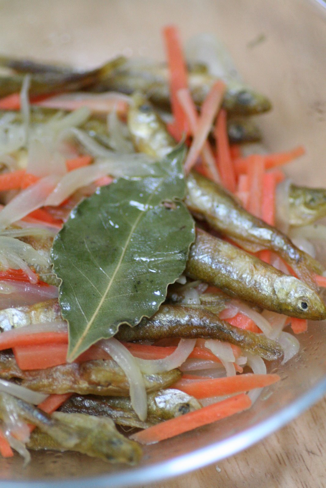 Gatto E Topo ワカサギのエスカベッシュ 野菜のスープ サヤインゲンのフリット イカとサラミソーセージの串焼き