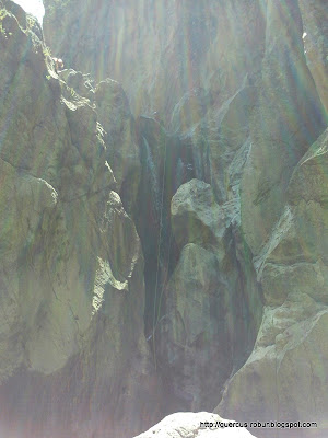 Cascada con cambio de rumbo y tobogán