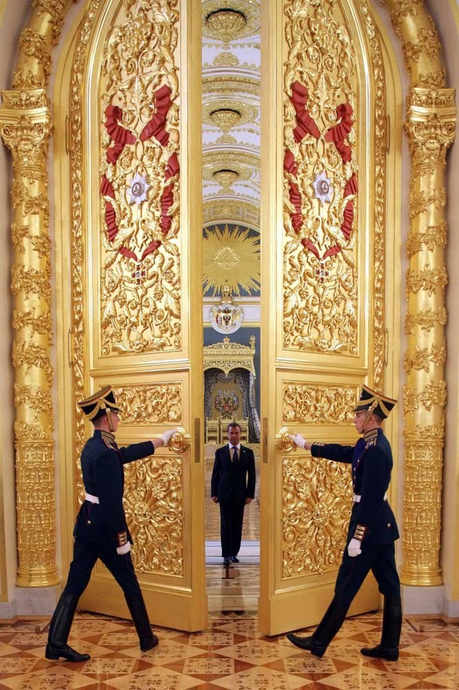 Open the door to Europe Gold doors of the Kremlin