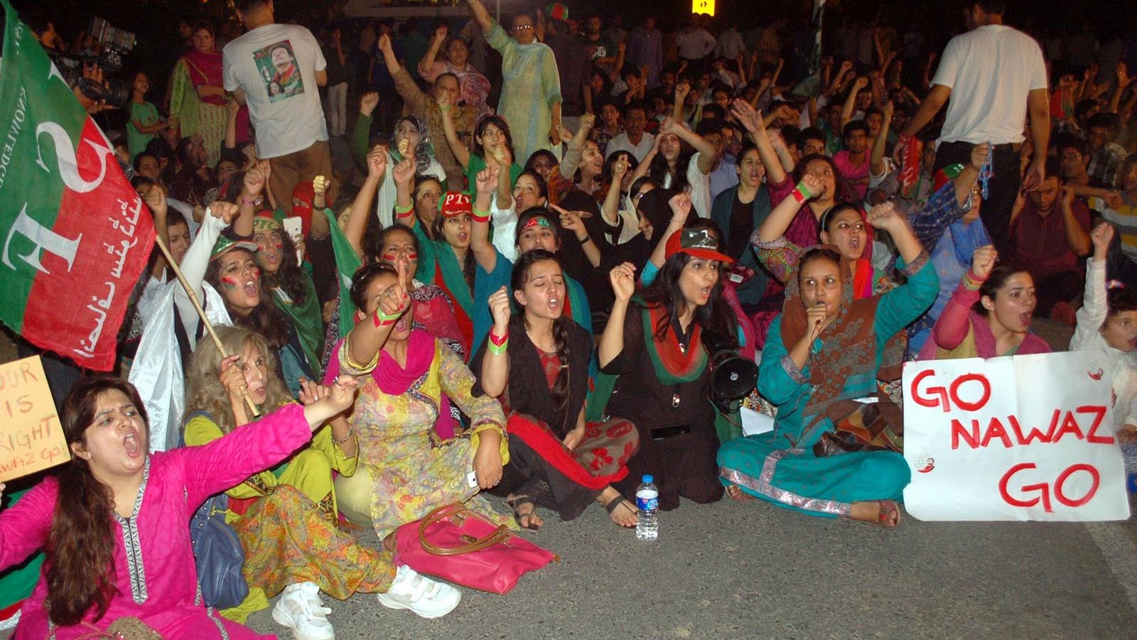 PTI Girls in Azadi March HD Pictures | HD Photos of PTI Girls - HD Photos