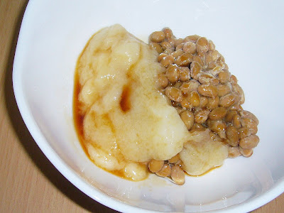 納豆にサトウのまる餅（佐賀よかもち）