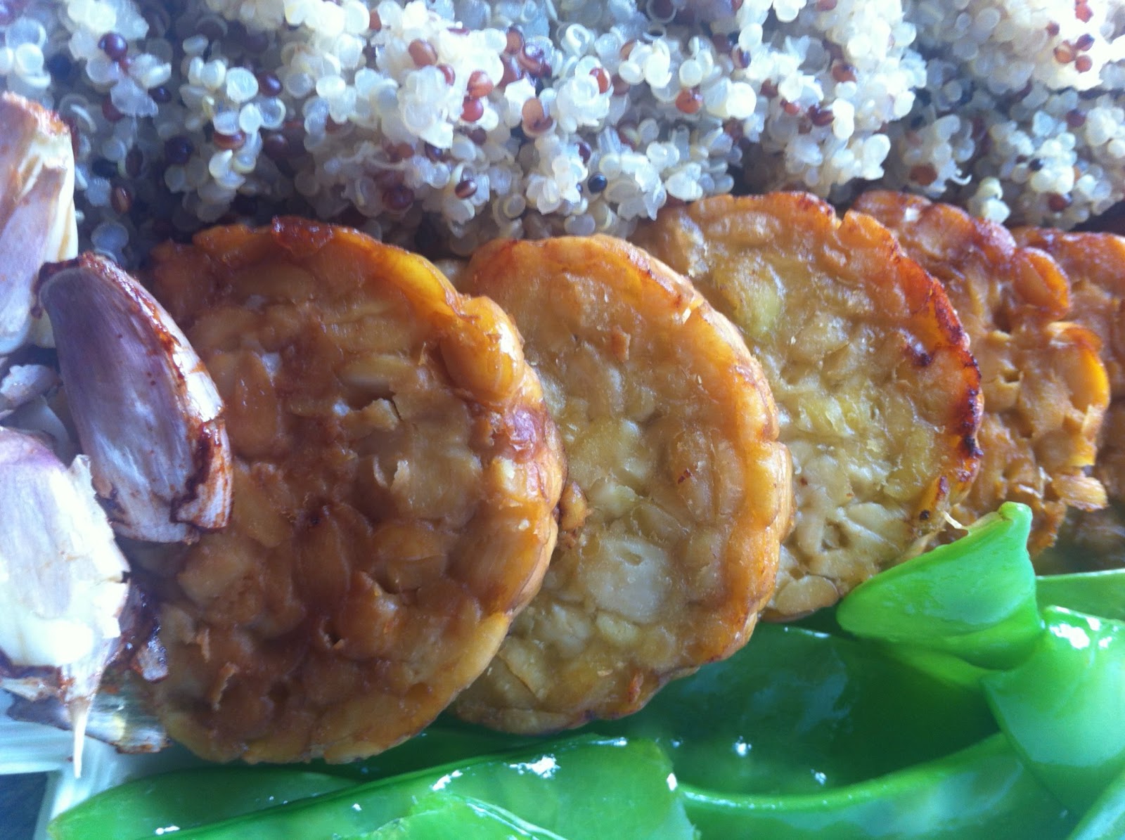 cozinha sem avental · Tempeh com Quinoa e Ervilha de quebrar