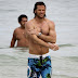 Jared Padalecki de "Supernatural" todo molhadinho em praia no Rio!