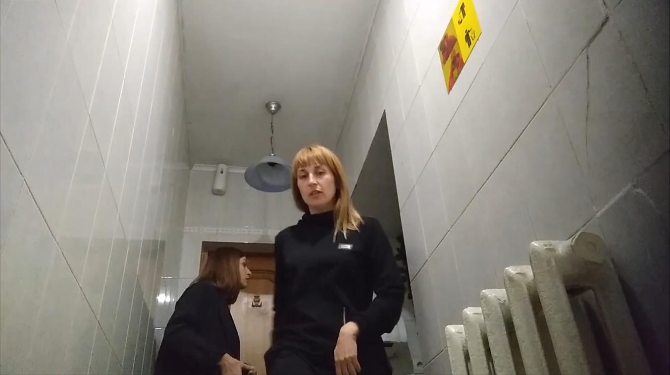 Проследили скрытой камерой за девушкой в туалете