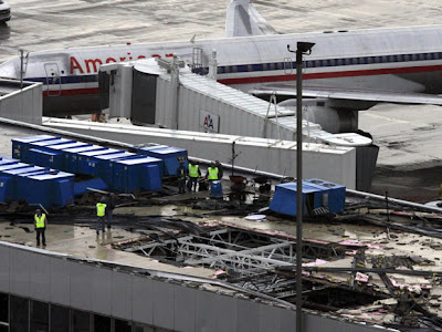 [Internacional] Fotos do Aeroporto de Saint Louis após tornado nos EUA  Aerop+St+Louis_Tornado_22abr2011+%25285%2529
