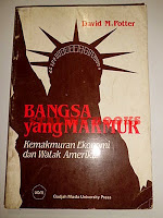 Buku ini merupakan buku terjemahan dari karya David M. Potter yang diterjemahkan oleh Drs. W.J Hendrowarsito berjumlah 214 halaman. Dalam pembahasannya buku ini di bagi menjadi dua bagian. Bagian I terdiri dari bab I dan II dimana membahas penelitian tentang watak nasional, dan Bagian II terdiri dari bab III sampai bab IX, membahas mengenai kemakmuran dan watak Amerika.