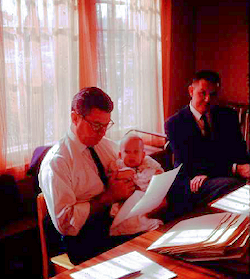 前蓝皮书负责人,赫克托·金塔尼利亚和儿子罗斯,1964年 前蓝皮书负责人,赫克托·金塔尼利亚和儿子罗斯,1964年