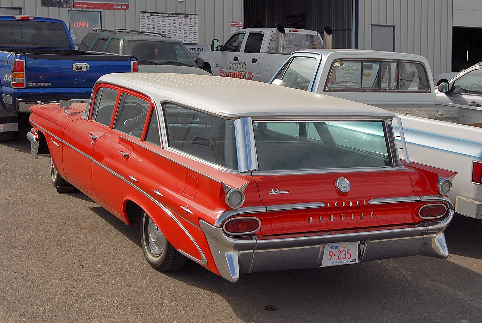 autoliterate 1959 Pontiac Laurentian Station Wagon & Richard Ford's CANADA