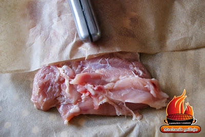 Stek z udka drobiowego stek drobiowy Mechanik grilluje ruszanie mięsa papier do pieczenia