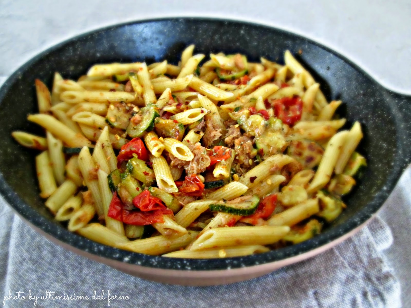Pennette Con Zucchine Tonno E Pomodorini Al Profumo Di Timo Mentre L Acqua Bolle Ultimissime Dal Forno