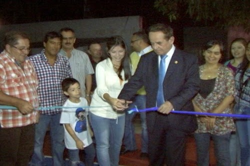Momentos del corte de cinta por parte del Vicerrector como muestra de inauguración de la obra. (Foto: RDF)