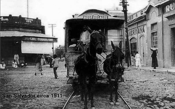 Costado Sur de la Plaza Hula Hula, en 1911. Qué tan rápido sería viajar en esos tranvías?