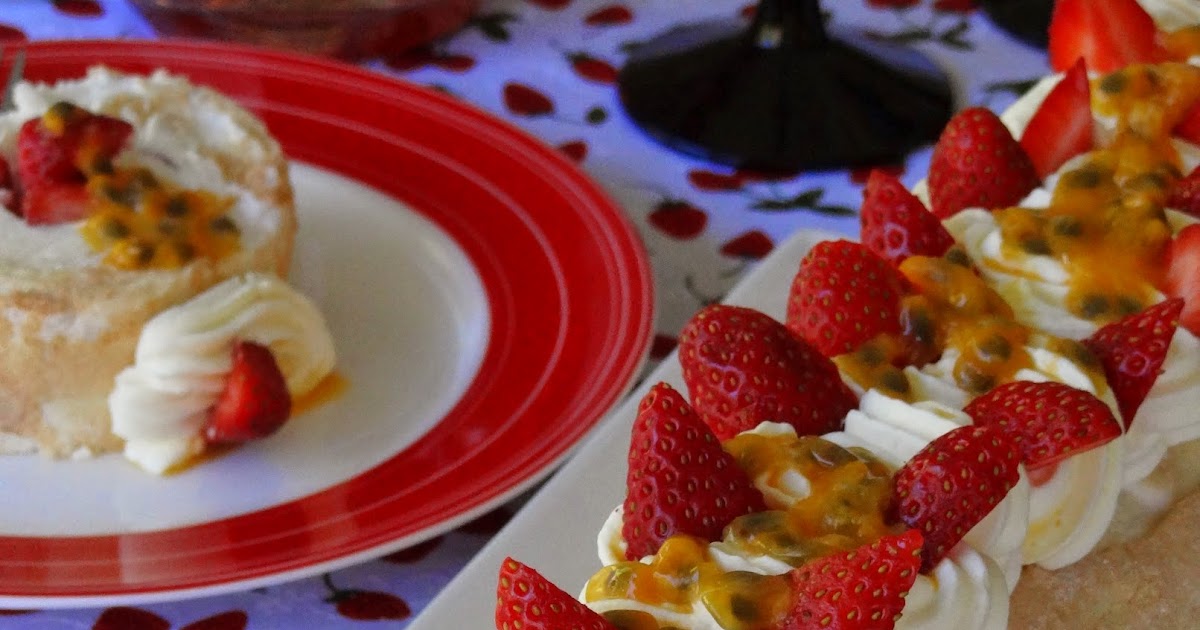 Simple home cook Strawberry pavlova roll