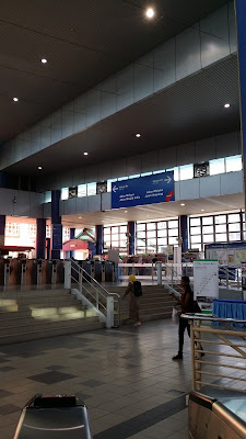 Estación de metro y máquinas expendedoras de billetes en Kuala Lumpur (malasia)
