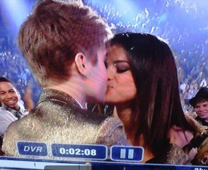 did justin bieber kiss selena gomez. 2010 selena gomez kiss and